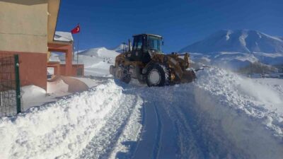 Ağrı’nın Eleşkirt ilçesinde yoğun kar yağışının ardından Hayrangöl köy yolunda