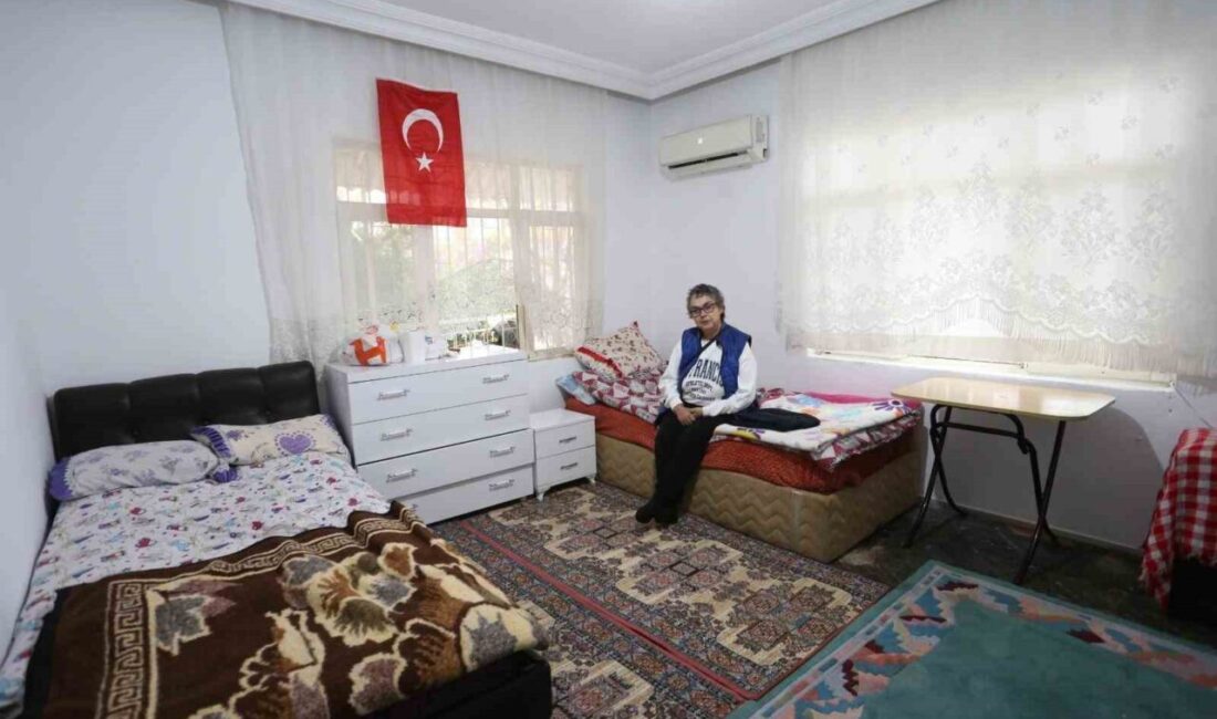 Kepez Belediyesi, Erenköy Mahallesi’nde yaşayan Elif Gündüz’ün evini baştan sona