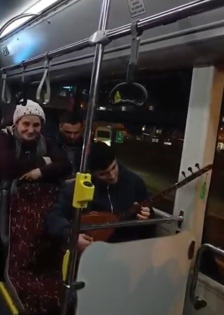 Eminönü-Arnavutköy seferini yapan İETT’ye ait bir otobüste yaşanan sürpriz anlar,