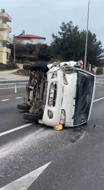 Antalya’nın Manavgat ilçesinde bir otomobilin emniyet şeridindeki araca çarpması sonucu