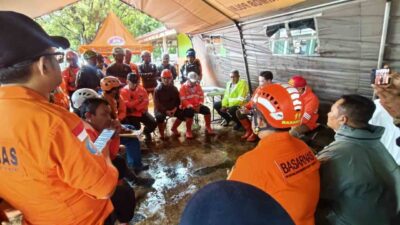 Endonezya’nın Batı Java eyaletinde şiddetli yağışların ardından meydana gelen heyelanda