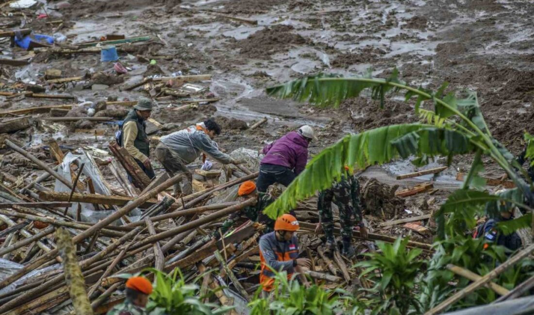 Endonezya’nın Batı Java eyaletinde şiddetli yağışların ardından meydana gelen heyelanda