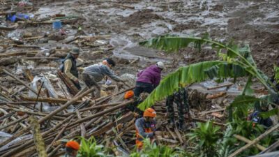 Endonezya’nın Batı Java eyaletinde şiddetli yağışların ardından meydana gelen heyelanda