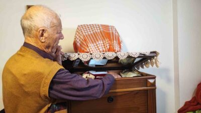 Adana’da eşi ölen 88 yaşındaki görme ve duyma engelli adam,