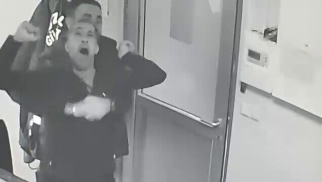 Sakarya’nın Adapazarı boğazına yiyecek takılan yüzme havuzunda görevli engelli birey,