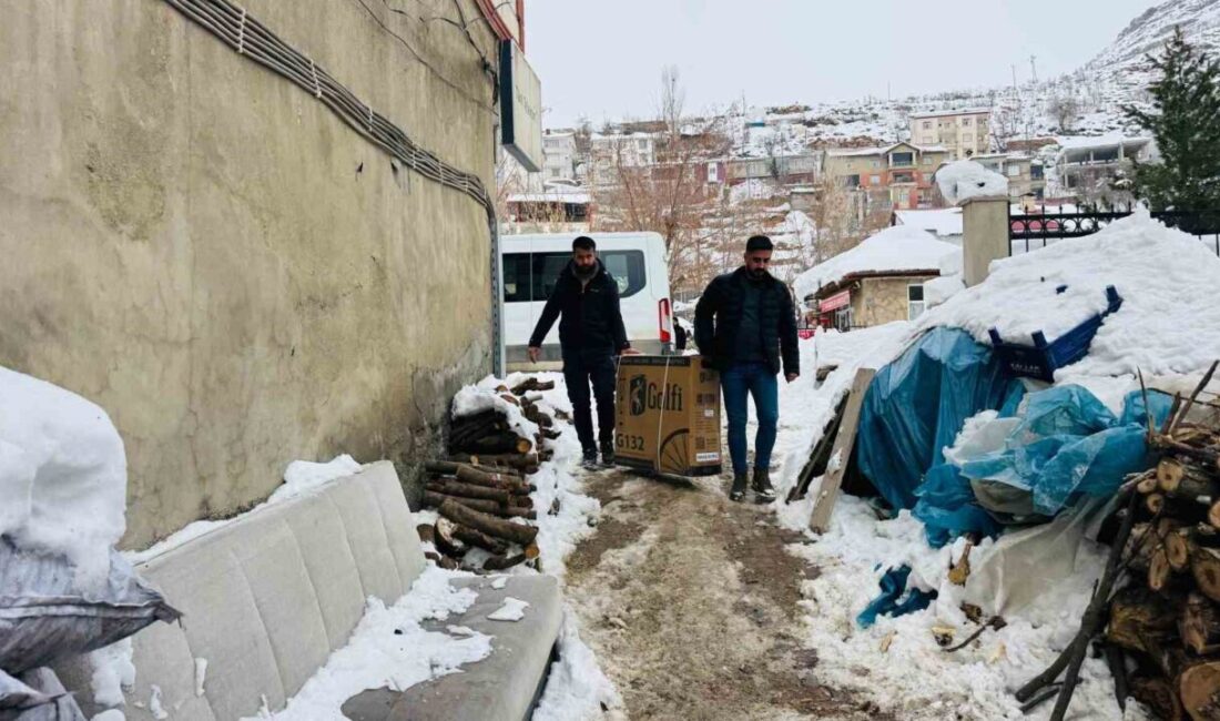 Şırnak’ın Beytüşşebap ilçesinde engelli çocuğa tekerlekli sandalye hediye edildi. Ankara’da