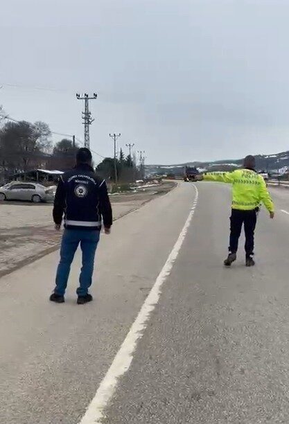 Tokat’ın Erbaa ilçesinde durdurulan bir tırın yatak kısmında gizlenen Afganistan
