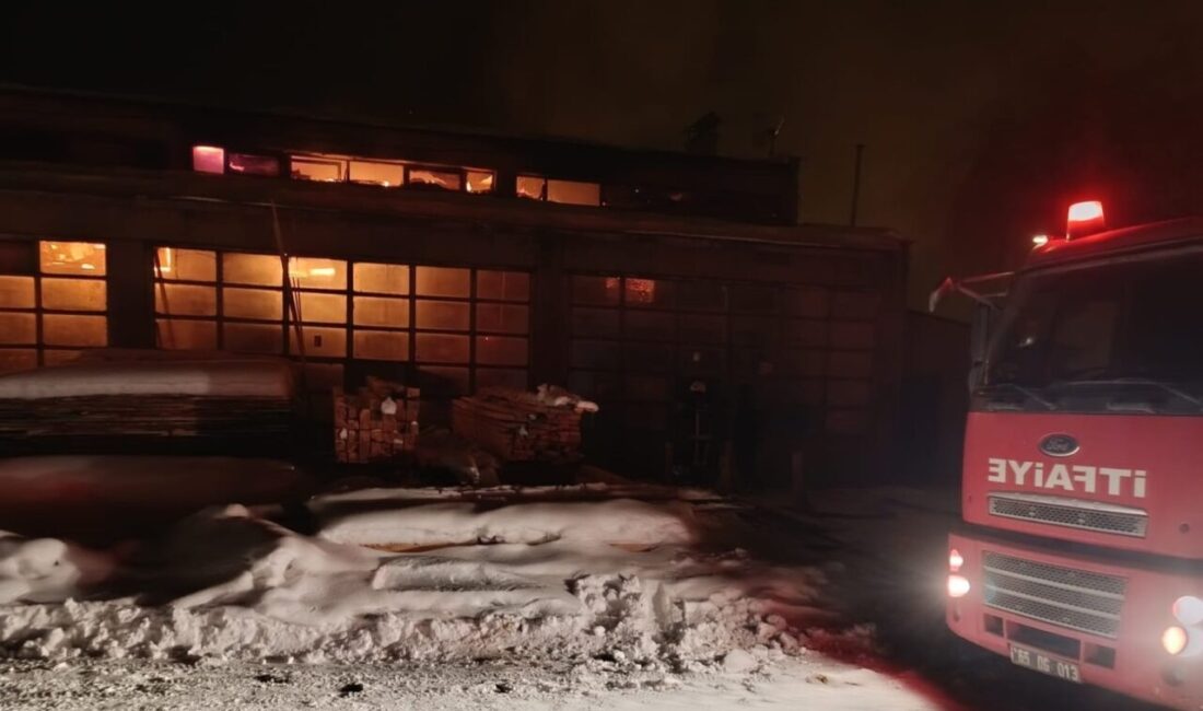 Van’ın Erciş ilçesinde marangoz atölyesinde çıkan yangını, kısa süreli paniğe