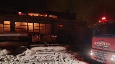 Van’ın Erciş ilçesinde marangoz atölyesinde çıkan yangını, kısa süreli paniğe