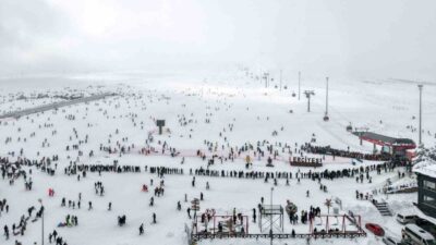 Kayseri’de gözde kayak destinasyonlarından Erciyes Kayak Merkezi, sömestirin ilk hafta