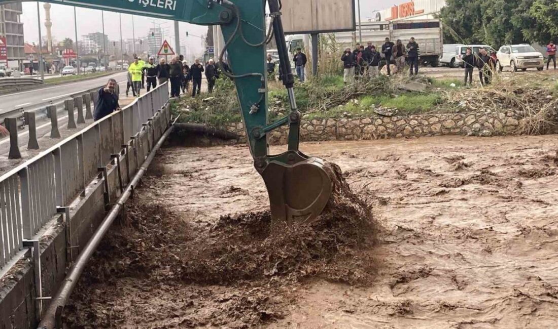 Mersin’in Erdemli ilçesinde etkili olan kuvvetli yağış, sel ve su