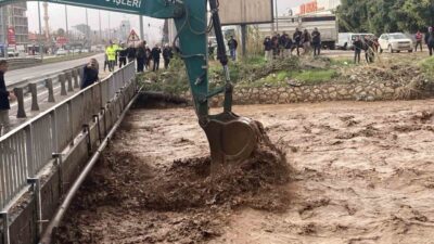 Mersin’in Erdemli ilçesinde etkili olan kuvvetli yağış, sel ve su