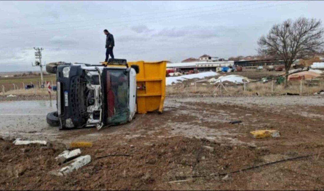 Konya’nın Ereğli ilçesinde kontrolden çıkan kamyonun devrilmesi sonucu 2 kişi