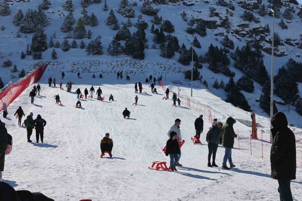 Erzincan’da etkili olan kar yağışı ve olumsuz hava koşulları nedeniyle