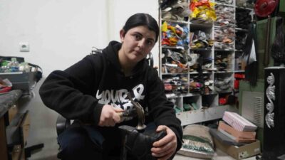 Ailesi ve çevresinin ’yapamaz’ sözlerine rağmen Niğde’nin tek kadın ayakkabı