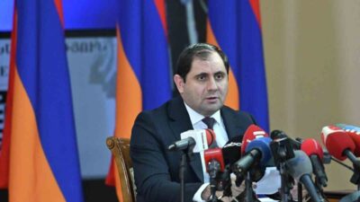 Ermenistan Savunma Bakanı Suren Papikyan, “Herhangi bir ülkeyle, Azerbaycan da