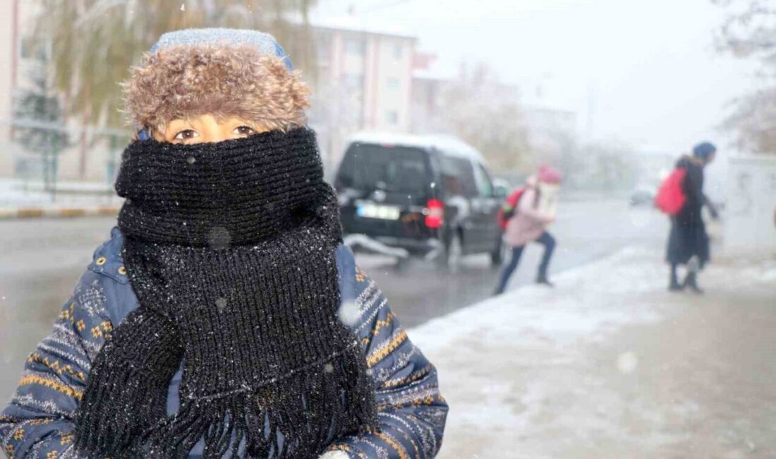 Erzincan’da gece saatlerinde başlayan ve etkisini artıran kar yağışı, kent