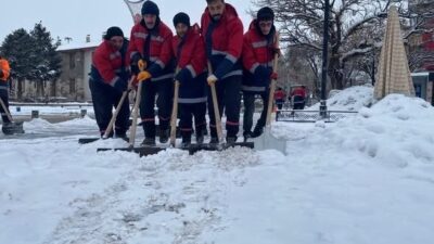 Erzincan’da etkili olan kar yağışı nedeniyle Erzincan Belediyesi ekipleri, şehir