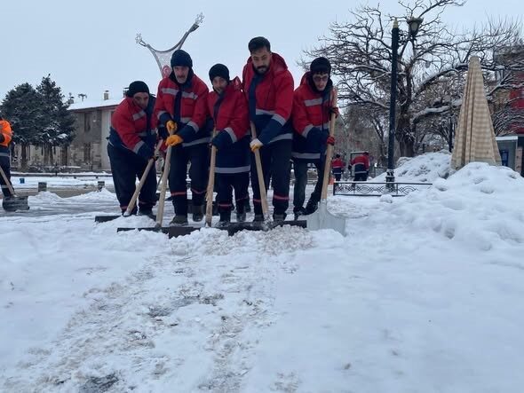 Erzincan’da etkili olan kar yağışı nedeniyle Erzincan Belediyesi ekipleri, şehir