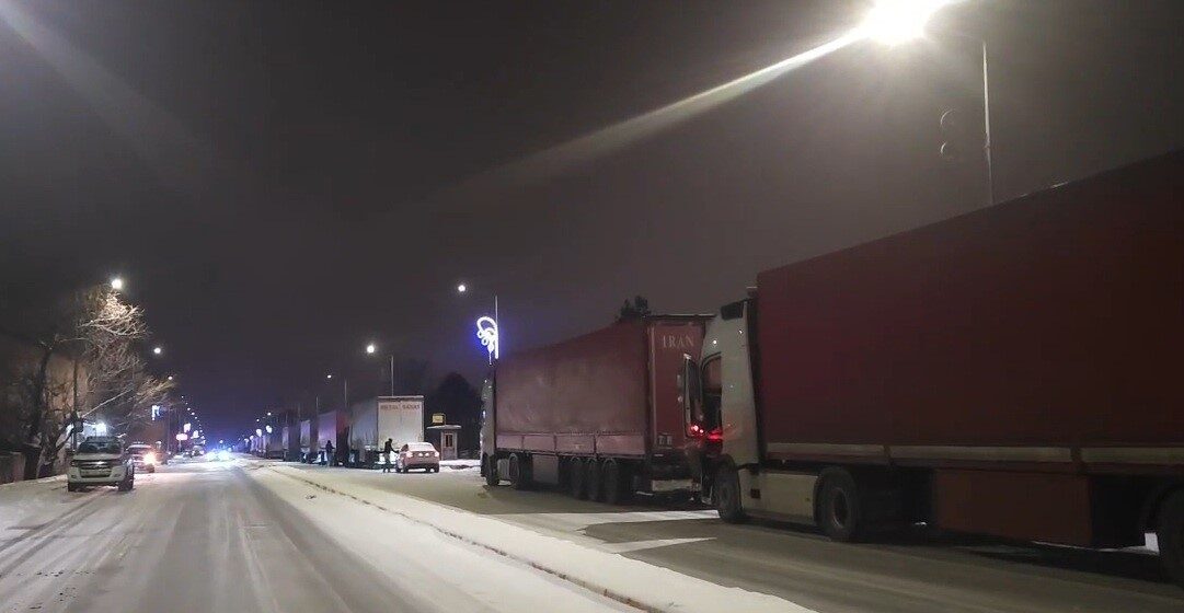 Erzincan’da etkili olan kar yağışı ve tipi, yaşamı olumsuz etkilemeye