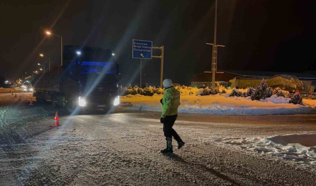Erzincan-Sivas karayolu Kızıldağ Geçidi mevkiine çığ düştü, yol ulaşıma kapandı.