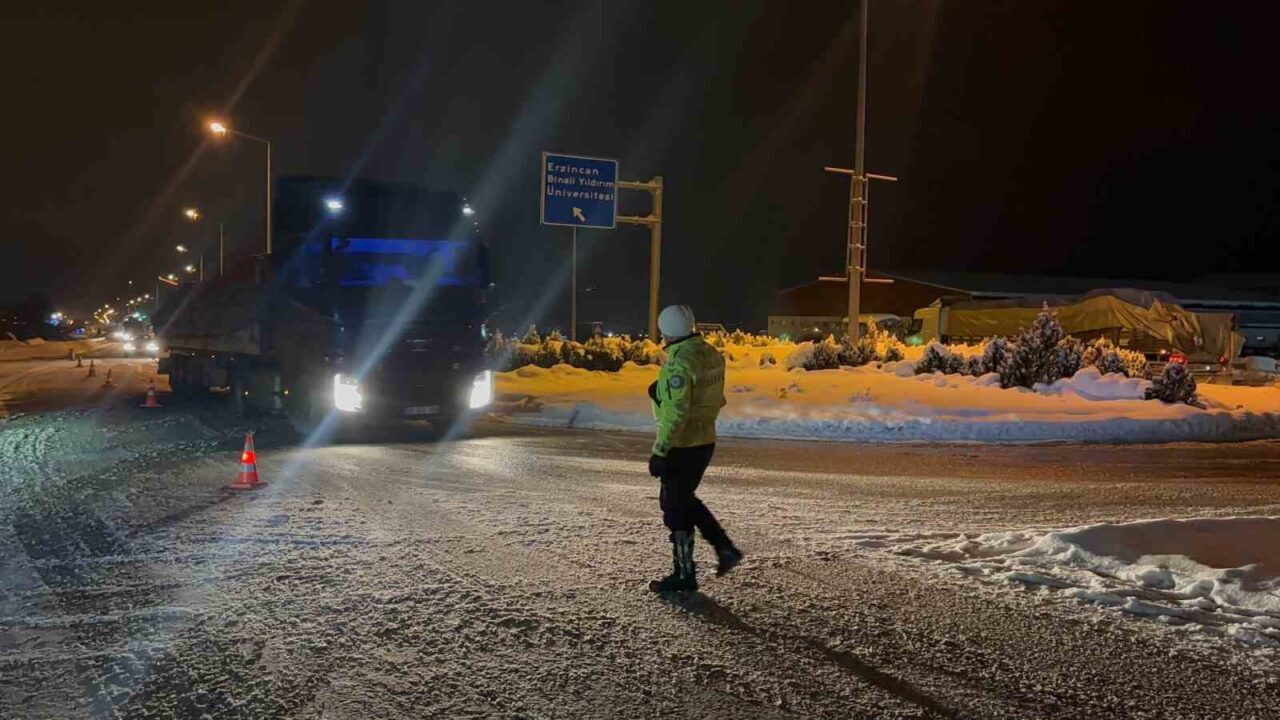 Erzincan-Sivas karayolu Kızıldağ Geçidi mevkiine çığ düştü, yol ulaşıma kapandı.