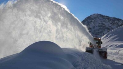 Erzincan’da etkili olan kar yağışı ve tipi nedeniyle kent genelinde