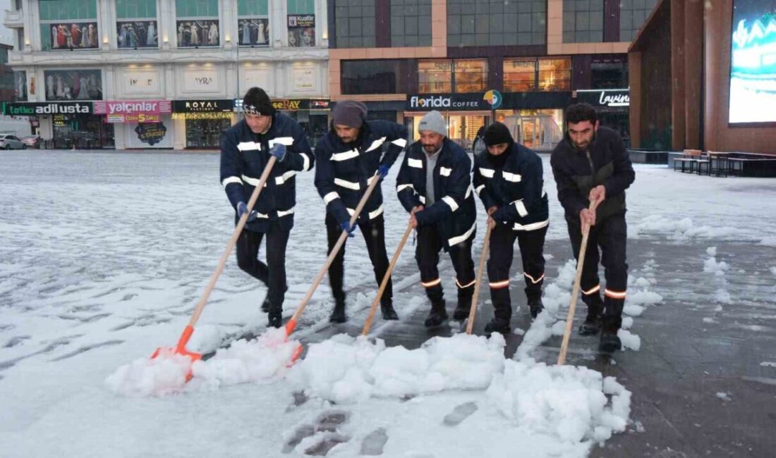 Erzincan’da etkili olan kar yağışı ile birlikte, belediye ekipleri şehir