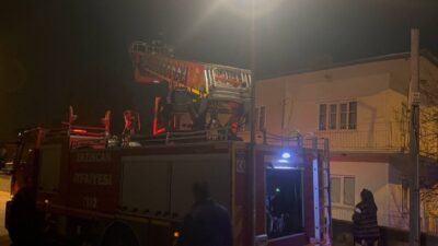 Erzincan Atatürk Mahallesi’nde çatıda mahsur kalan kedi, itfaiye ekiplerinin müdahalesiyle