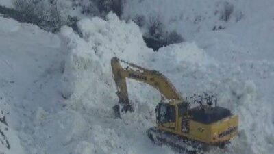 Erzincan’ın Kemaliye ilçesine bağlı Başbağlar köy yolunda çığ meydana geldi.