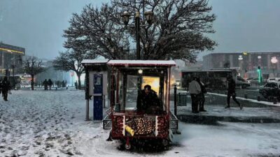 Erzincan kent merkezinde akşam saatlerinde başlayan kar yağışı, cadde ve