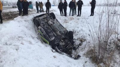 Erzincan-Sivas karayolunda meydana gelen trafik kazasında iki polis memuru yaralandı.
