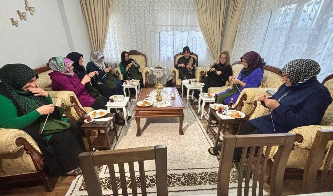 Erzincan’da gönüllü kadınlar, sınırda görev yapan askerler için atkı, bere