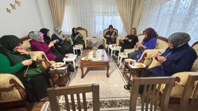 Erzincan’da gönüllü kadınlar, sınırda görev yapan askerler için atkı, bere