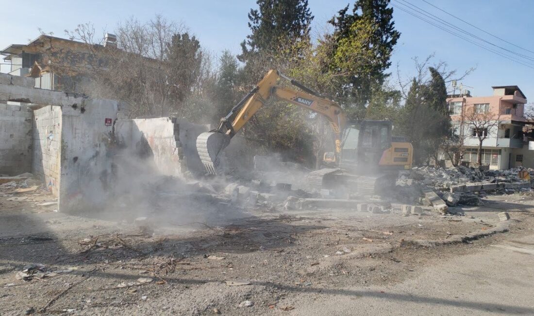 Hatay’ın Erzin ilçesinde 47 yıldır kullanılan sanayi sitesinin yıkımına başlandı.