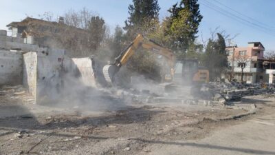 Hatay’ın Erzin ilçesinde 47 yıldır kullanılan sanayi sitesinin yıkımına başlandı.