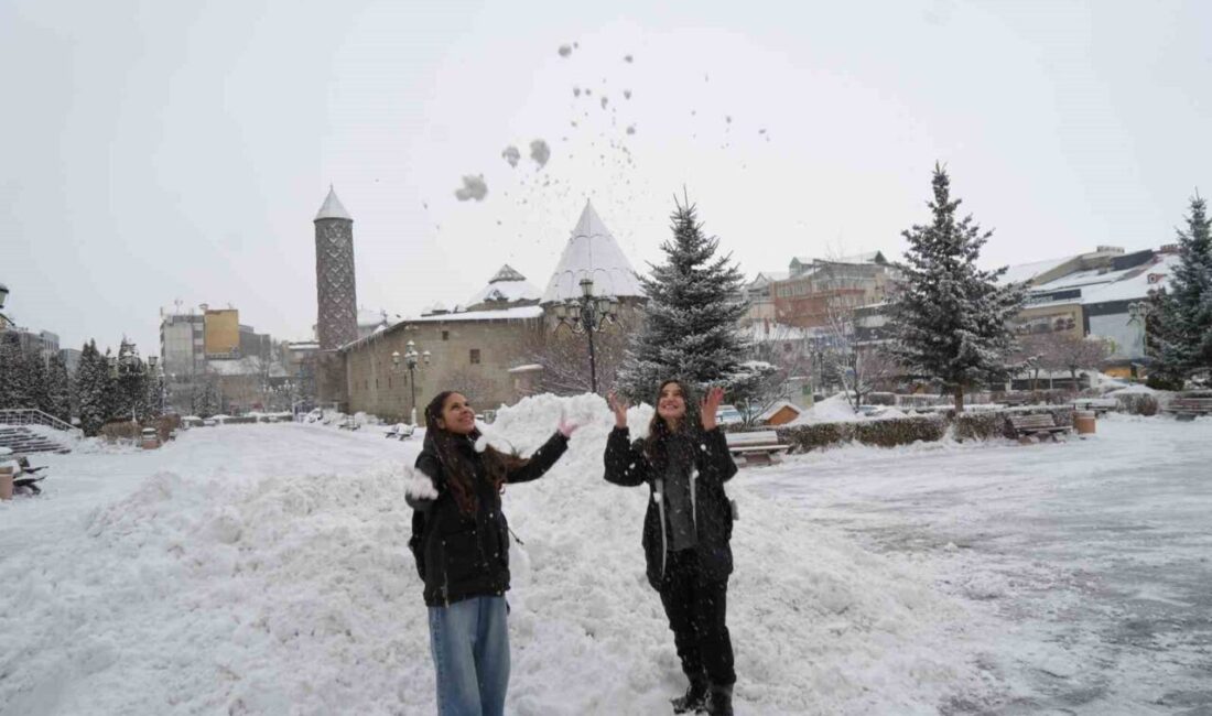 Erzurum’da kar yağışı etkili olmaya devam ediyor. Dört ilçede eğitime
