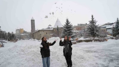 Erzurum’da kar yağışı etkili olmaya devam ediyor. Dört ilçede eğitime