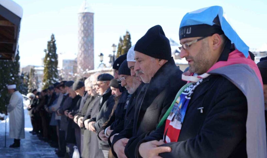 Erzurum’da Cuma namazı sonrası şehitler için gıyabi cenaze namazı kılındı.