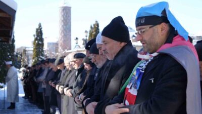 Erzurum’da Cuma namazı sonrası şehitler için gıyabi cenaze namazı kılındı.