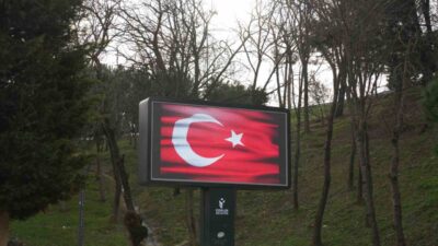 Türk bayrağına yönelik yapılan çirkin saldırının ardından Esenler Belediyesi, ilçenin