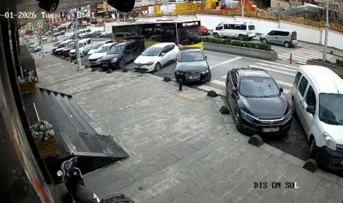 İstanbul’un Esenler ilçesinde, İETT otobüsü park halindeki iki otomobile çarptı.