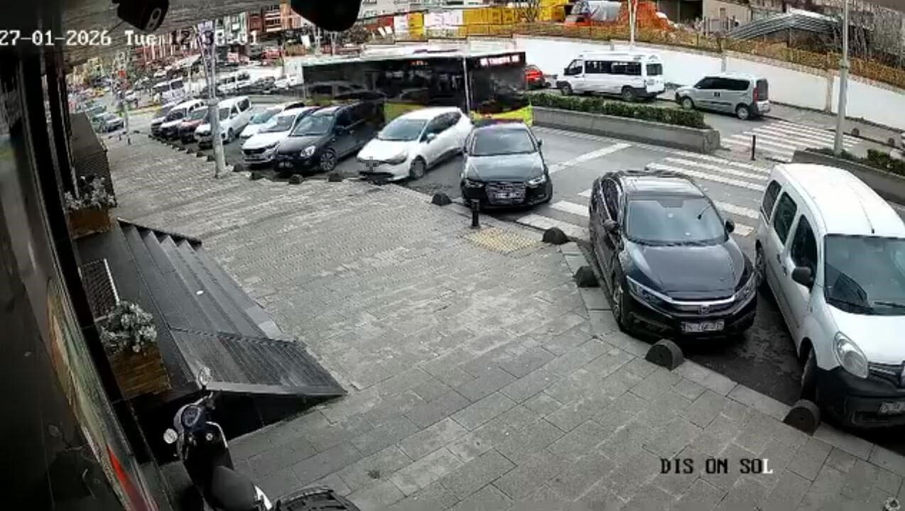 İstanbul’un Esenler ilçesinde, İETT otobüsü park halindeki iki otomobile çarptı.