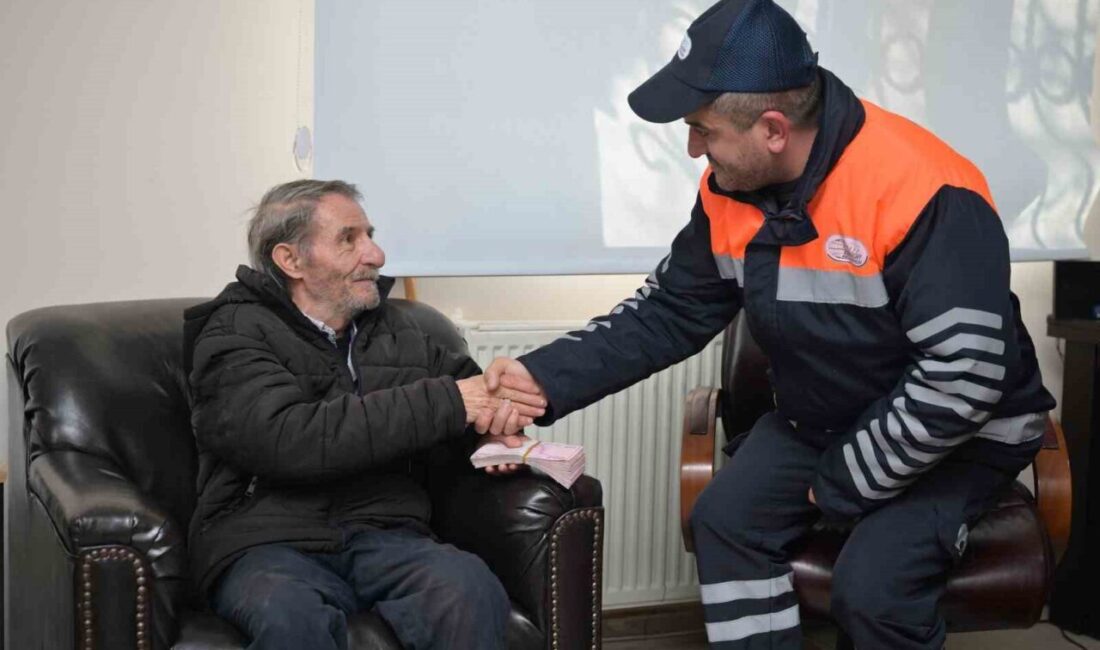 Esenyurt Belediyesi personeli, yolda bulduğu para dolu poşeti sahibine teslim