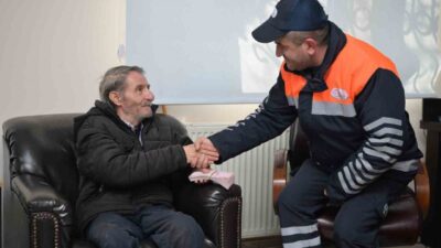 Esenyurt Belediyesi personeli, yolda bulduğu para dolu poşeti sahibine teslim