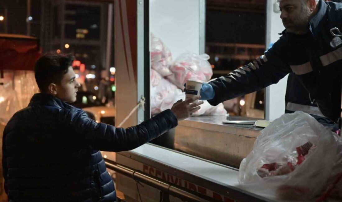 Esenyurt Belediyesi, mobil ikram aracıyla ilçe genelindeki metrobüs duraklarında çorba