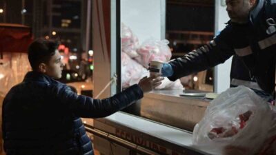 Esenyurt Belediyesi, mobil ikram aracıyla ilçe genelindeki metrobüs duraklarında çorba