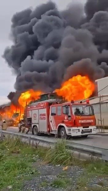 Esenyurt’ta bir zincir market deposunda yangın çıktı. Olay yerine çok