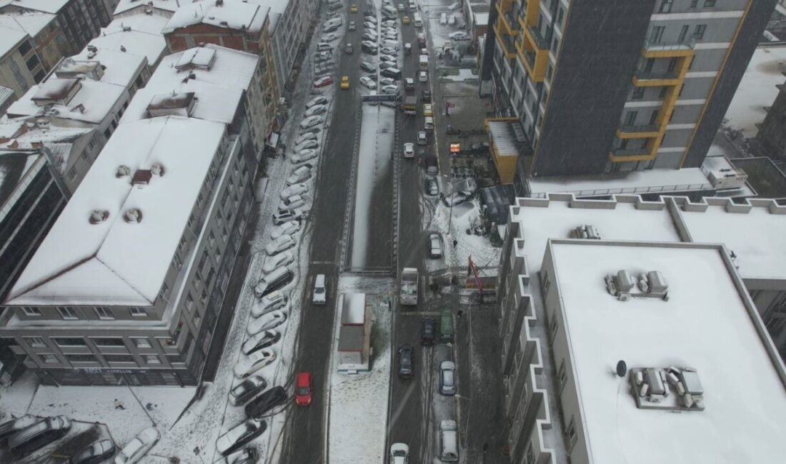 İstanbul’da kar yağışı zaman zaman etkisini artırırken Esenyurt karla kaplandı.