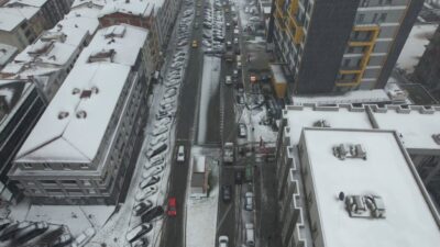 İstanbul’da kar yağışı zaman zaman etkisini artırırken Esenyurt karla kaplandı.